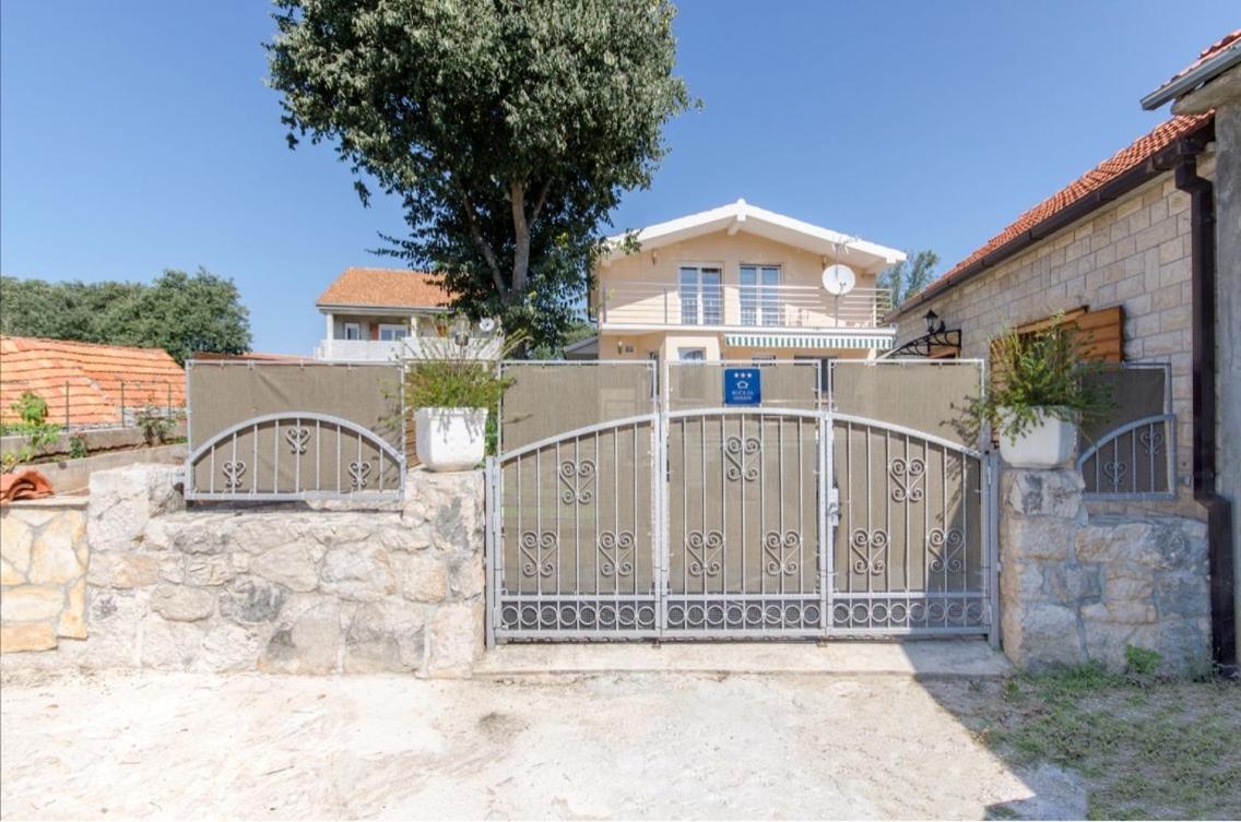 Dalmatian Village Charm - Spacious Villa With Pool Near Trogir Primorski Dolac المظهر الخارجي الصورة